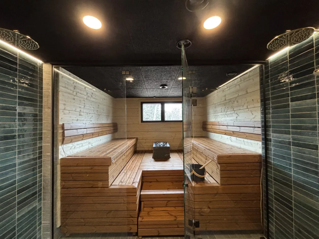 Sahasaaren saunatila Oulussa – Tulikivi-kiuas, Lapinlauteet ja puistonäkymät Ainolanpuistossa